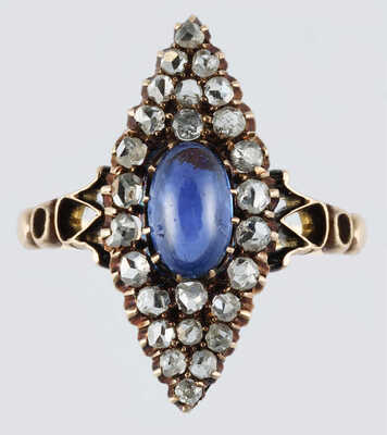 Кольцо из золота 56 пробы, общим весом 4,1 грамма, содержит природные вставки